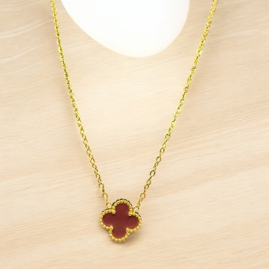 Halsband med Klöva - 18K Guldpläterat Rostfritt Stål